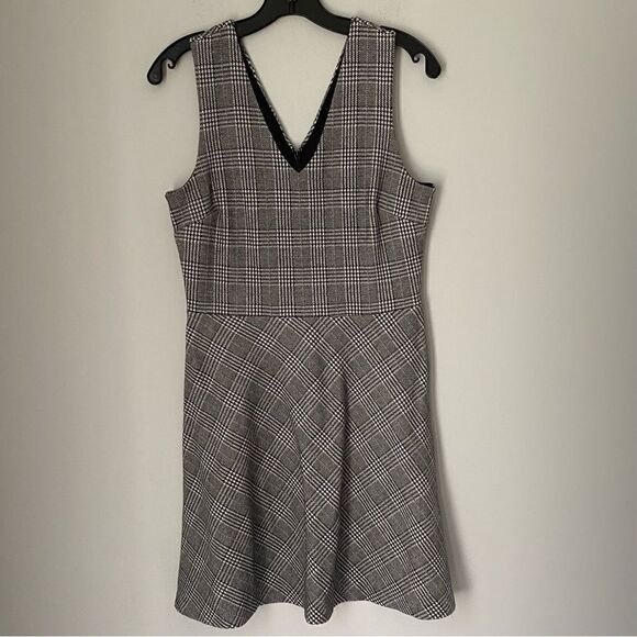 Banana Republic Women’s V Neck B Back Mini A Line Plaid Dress size 8 - Picture 1 of 3